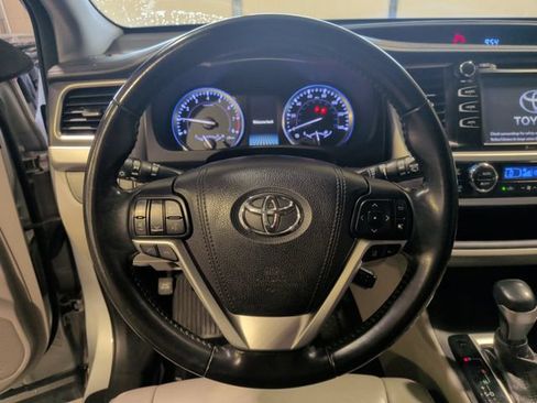Used 2018 Toyota Highlander XLE AWD/4WD image 14