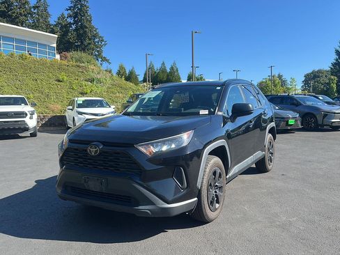 Used 2020 Toyota RAV4 LE AWD/4WD image 2