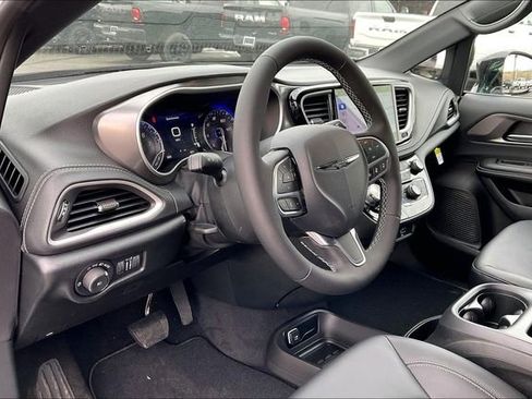 New 2026 Chrysler Pacifica Select image 6