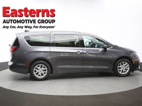 Used 2023 Chrysler Pacifica Touring-L image 45