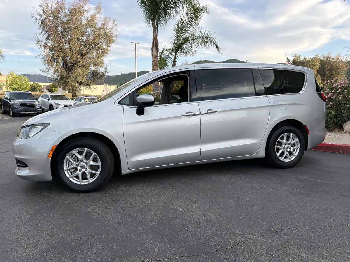 Used 2022 Chrysler Voyager LX FWD image 9