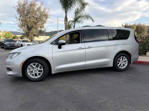 Used 2022 Chrysler Voyager LX FWD image 9