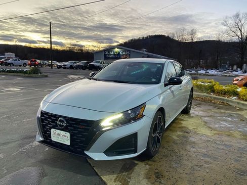 Used 2024 Nissan Altima 2.5 SR w/ SR Premium Package image 3