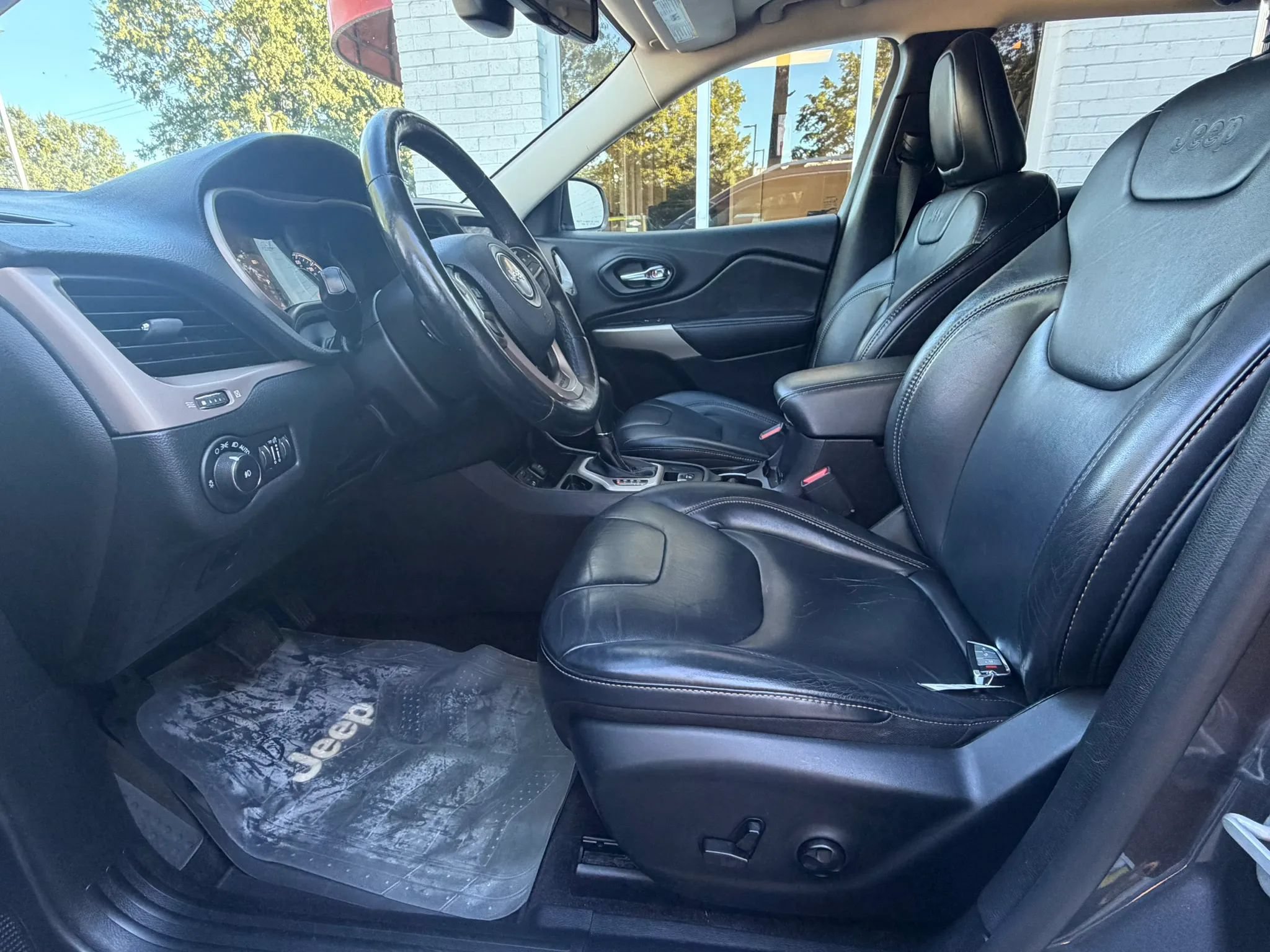 Used 2017 Jeep Cherokee Limited FWD image 26