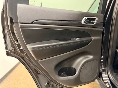 Used 2019 Jeep Grand Cherokee Laredo AWD/4WD image 22
