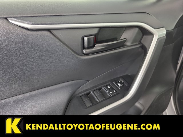 Used 2021 Toyota RAV4 LE AWD/4WD image 10