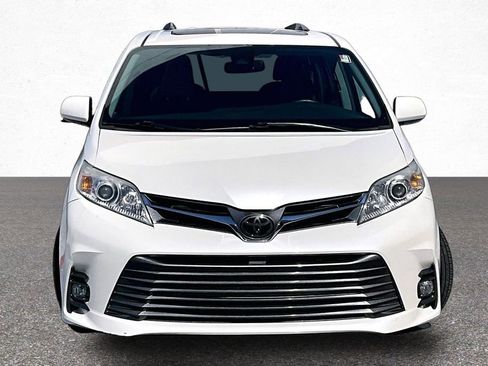 Used 2018 Toyota Sienna XLE AWD/4WD image 3