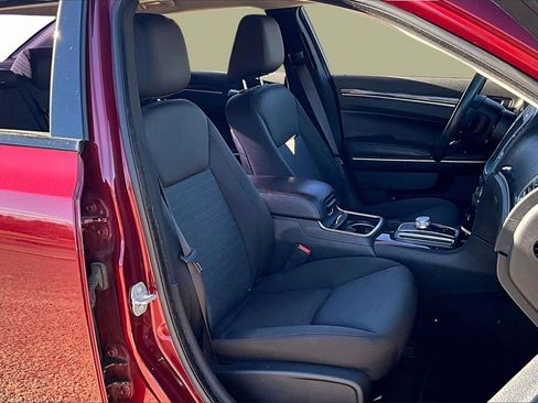 Used 2019 Chrysler 300 Touring w/ Sport Appearance Package image 7