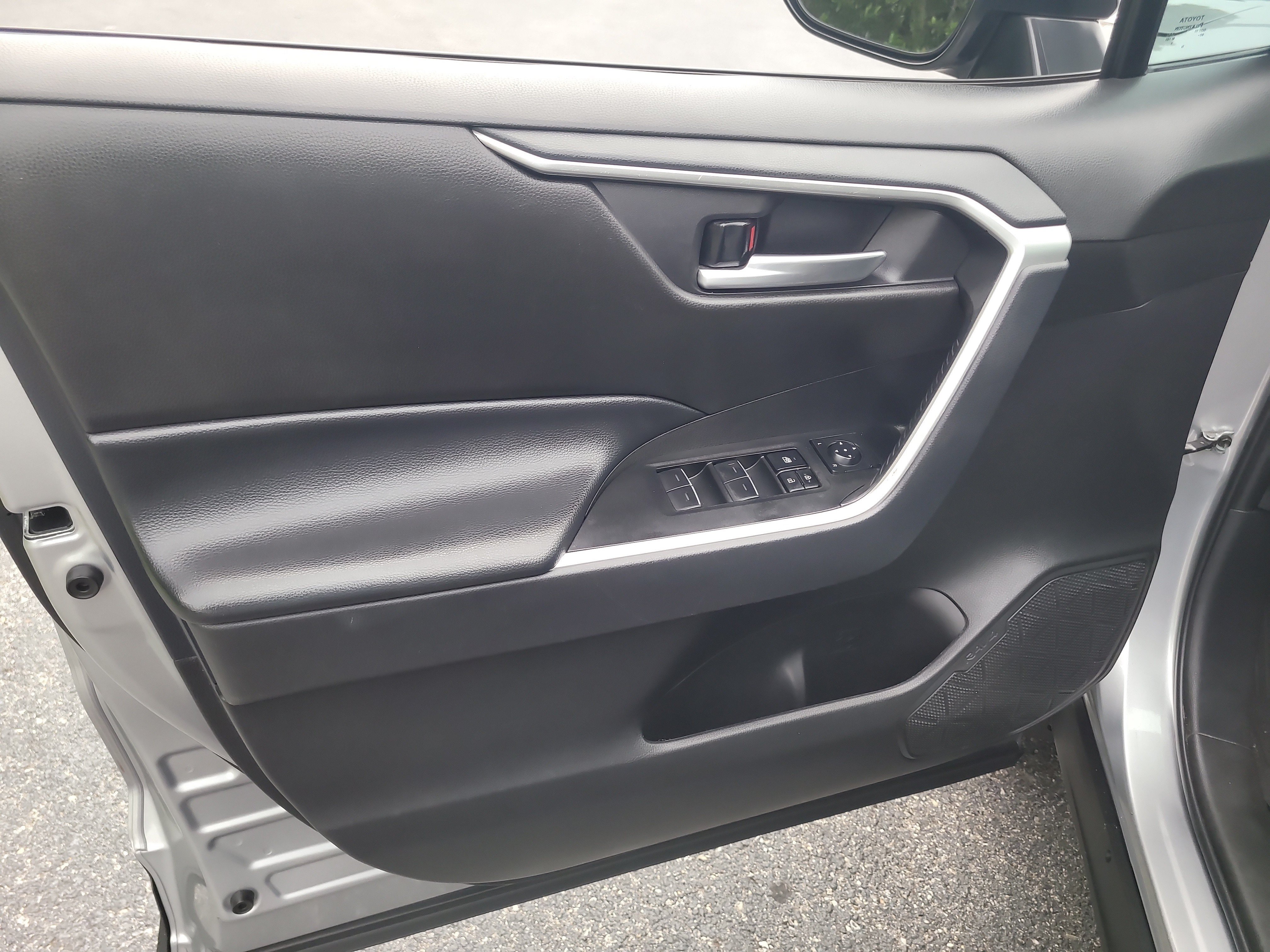 Certified 2025 Toyota RAV4 XLE w/ Convenience Package FWD image 18