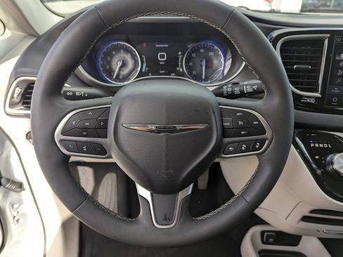 Used 2024 Chrysler Pacifica Touring-L image 30