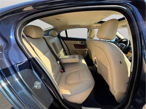 Used 2015 Jaguar XF Premium RWD image 43