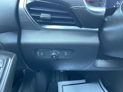 Used 2020 Chevrolet Traverse LT image 17