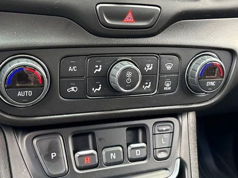 Used 2020 GMC Terrain SLE w/ Driver Convenience Package AWD/4WD image 16