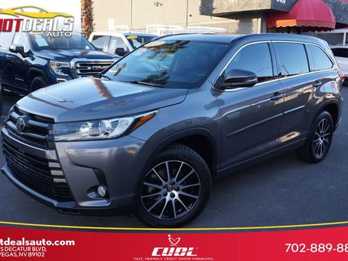 Used 2017 Toyota Highlander SE image 1
