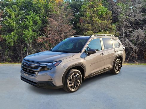 Used 2025 Subaru Forester Premium AWD/4WD image 1