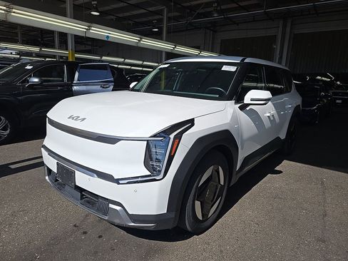 Used 2024 Kia EV9 Light Long Range RWD image 1