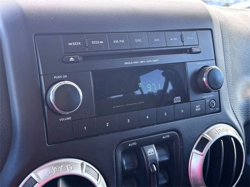 Used 2017 Jeep Wrangler Unlimited Rubicon w/ Dual Top Group image 18