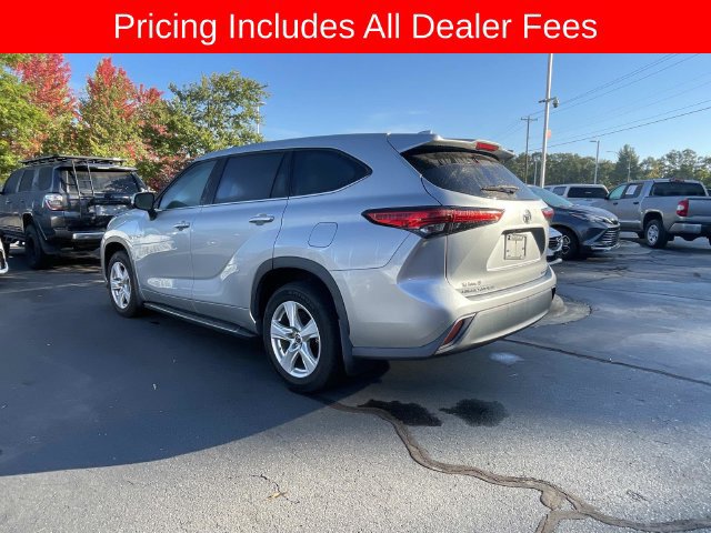 Used 2021 Toyota Highlander LE AWD/4WD image 4