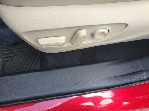 Used 2021 Toyota Highlander XLE FWD image 25
