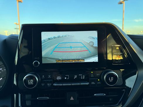 Used 2025 Toyota Highlander LE image 17