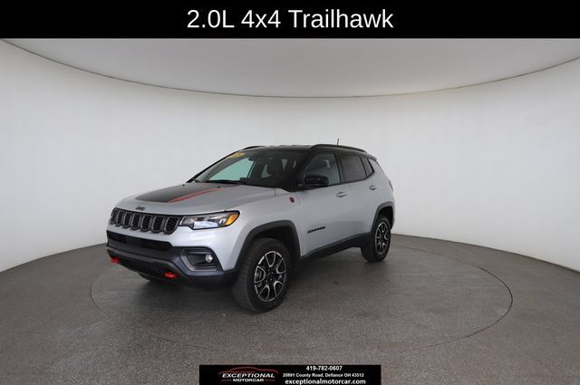 Used 2025 Jeep Compass Trailhawk AWD/4WD image 3