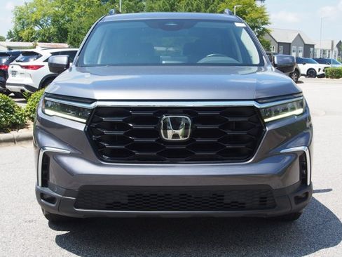 Used 2024 Honda Pilot Touring image 3