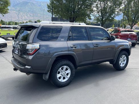 Used 2017 Toyota 4Runner SR5 AWD/4WD image 7