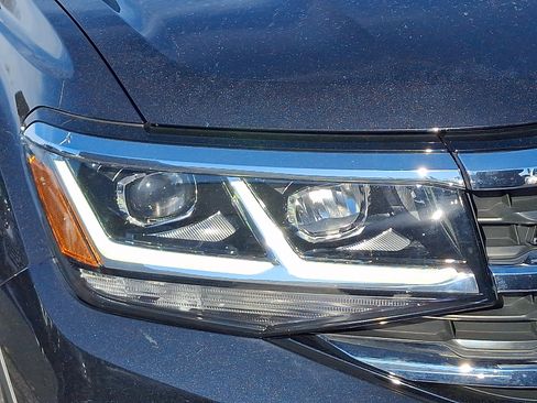 Certified 2022 Volkswagen Atlas SEL R-Line image 9