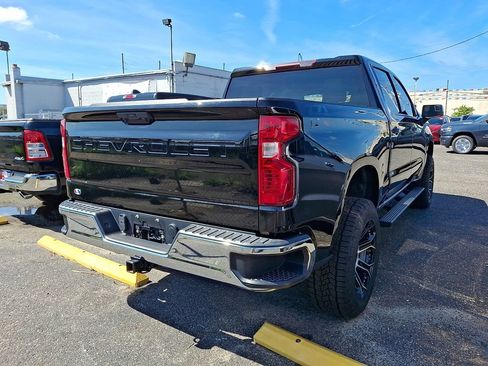 Used 2022 Chevrolet Silverado 1500 LT AWD/4WD image 4