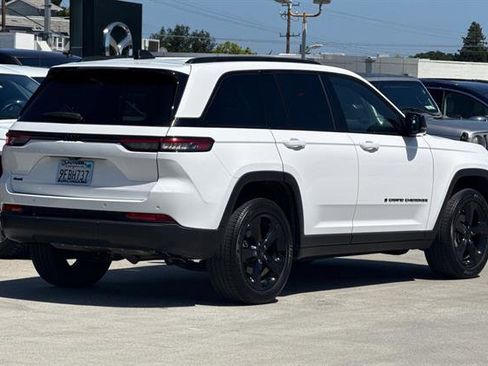 Used 2023 Jeep Grand Cherokee Altitude AWD/4WD image 3