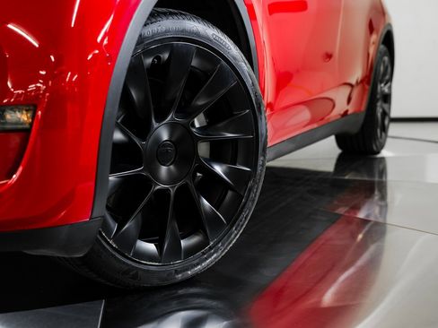 Used 2021 Tesla Model Y Long Range image 12