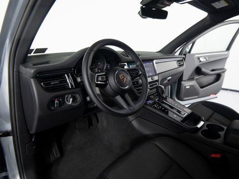 Certified 2025 Porsche Macan AWD/4WD image 16