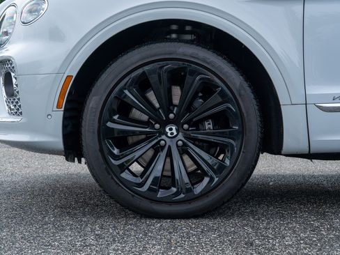 Used 2022 Bentley Bentayga AWD/4WD image 11