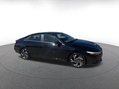Used 2025 Hyundai Elantra SEL image 2