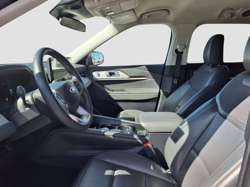 Used 2025 Ford Explorer Active w/ Active Comfort Package RWD image 7