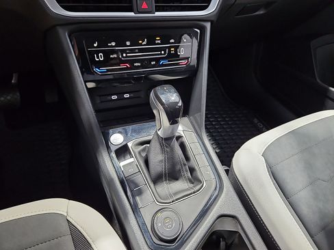 Certified 2025 Volkswagen Taos SE AWD/4WD image 22