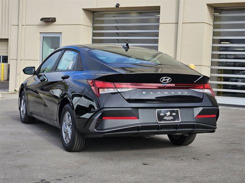 New 2025 Hyundai Elantra SE image 5