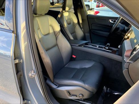 Used 2024 Volvo XC60 B5 Plus image 8