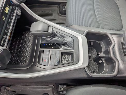 Used 2022 Toyota RAV4 LE image 13