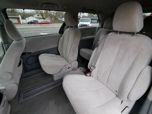 Used 2014 Toyota Sienna LE FWD image 31