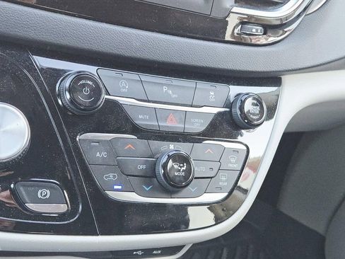 Used 2020 Chrysler Pacifica Touring-L image 30