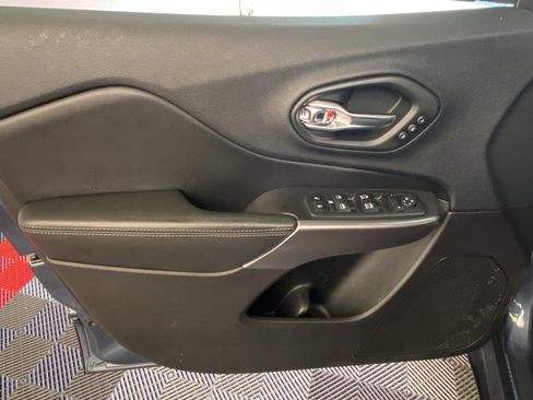 Used 2019 Jeep Cherokee Limited AWD/4WD image 19