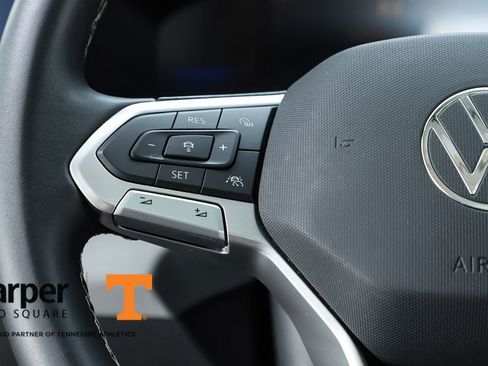 Used 2023 Volkswagen Taos SE w/ Panoramic Sunroof Package FWD image 21