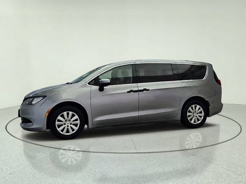 Used 2020 Chrysler Voyager L FWD image 3