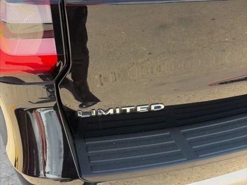 Used 2024 Ford Expedition Limited RWD image 11