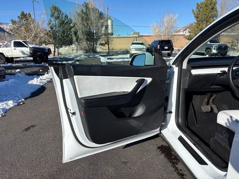 Used 2022 Tesla Model Y Long Range image 12