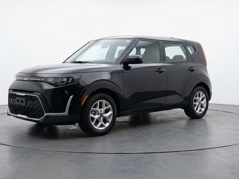 Used 2025 Kia Soul LX w/ LX Technology Package image 3