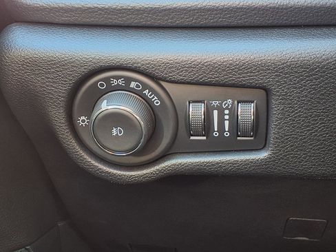 Used 2025 Chrysler Pacifica Limited FWD image 15