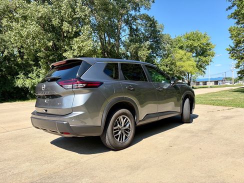 Used 2024 Nissan Rogue S AWD/4WD image 9