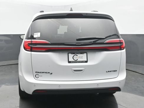 Used 2025 Chrysler Pacifica Limited FWD image 5
